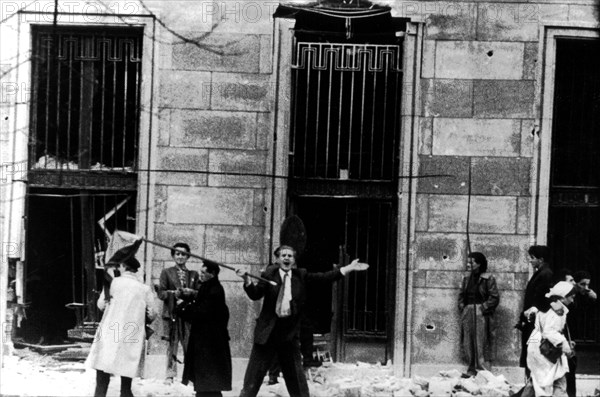 Novembre 1956, Budapest, des rebelles prennent d'assaut le bâtiment derrière le char.