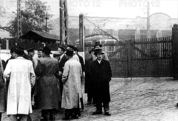 Budapest, workers block the tramways way out during general strike