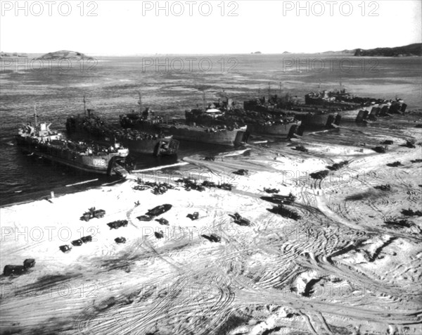 Wousan Harbor. Ships of the 7th American fleet.