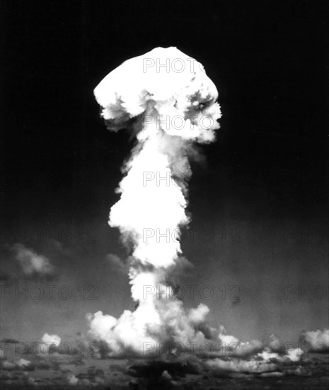 Explosion d'une bombe atomique à Bikini (Archipel des Iles Marshall)