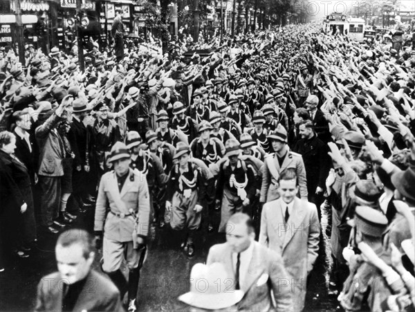 Berlin. Défilé de jeunes fascistes italiens acclamés par une foule enthousiaste