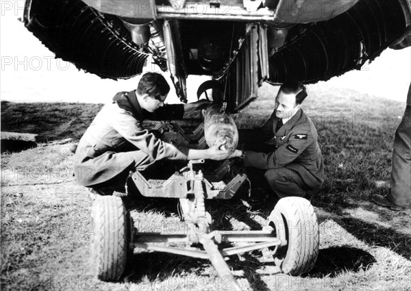 Chargement d'une bombe dans un avion