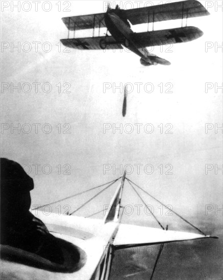 Un avion allemand lance des bombes. (lieu et date inconnus)