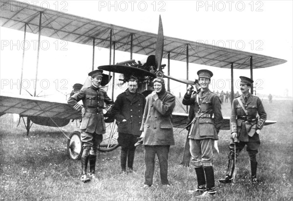 Angleterre. Winston Churchill en costume d'aviateur