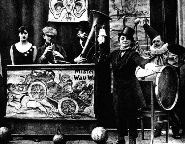 Bertold Brecht (1898-1956) dans l'orchestre humoristique de Karl Valentin (2ème à gauche)