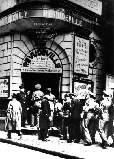 Entrée d'un théâtre le jour de la victoire.