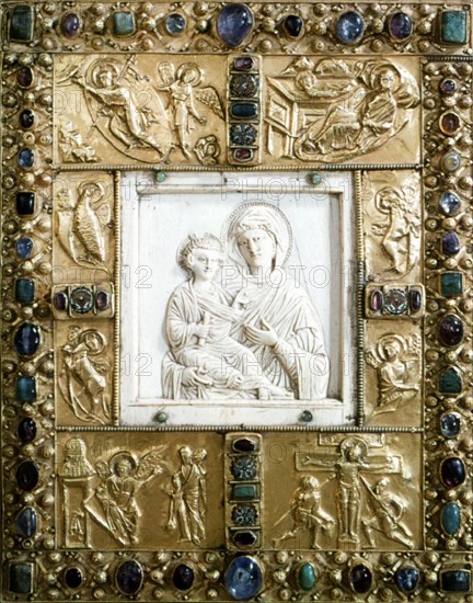 Trésor d'Aix-la-Chapelle. Couverture de livre en or et pierres précieuses