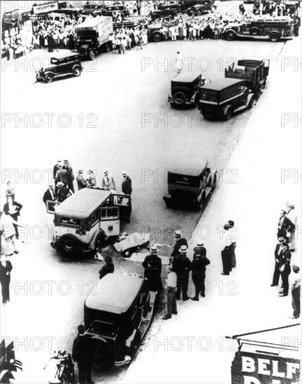 Fight in the streets of New York between gangsters and policemen