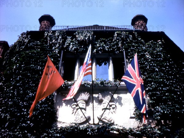 Conférence de Potsdam. Drapeaux soviétiques, américains et anglais devant le palais