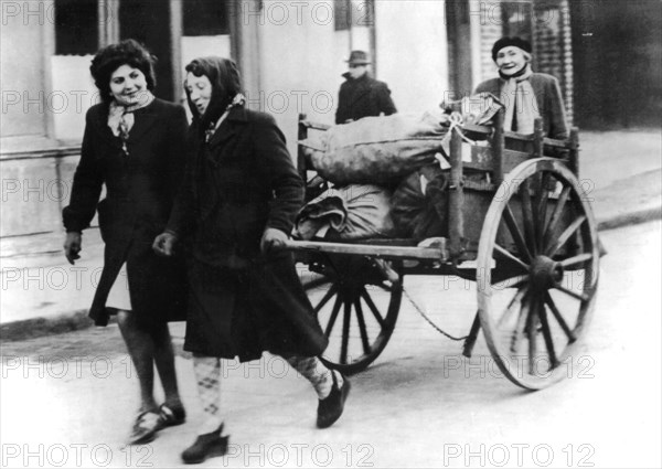 Heureuses, ces 3 femmes viennent de trouver un peu de bois qu'elles transportent elles-mêmes