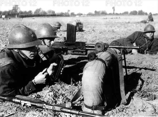 Armée française, soldats équipés de fusils mitrailleurs sur le front