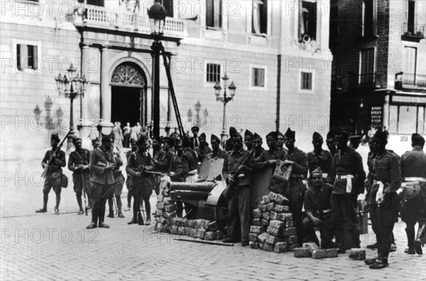 Barcelone, les soldats installent leurs canons devant le palais (1934)