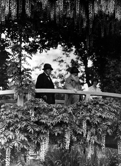 Le peintre Claude Monet et Clemenceau sur le pont des nymphéas, à Giverny