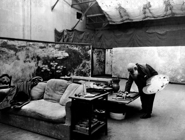 Le peintre Claude Monet dans son atelier