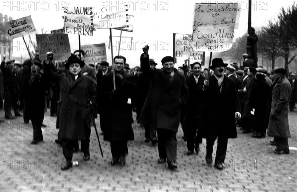 Riots in Paris, demonstrators holding placards (1934)
