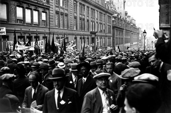 Riots in Paris, demonstration of the left-wing political parties (1934)