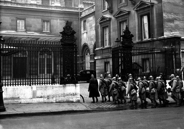 Paris, Les troupes entrent au ministère de l'intérieur