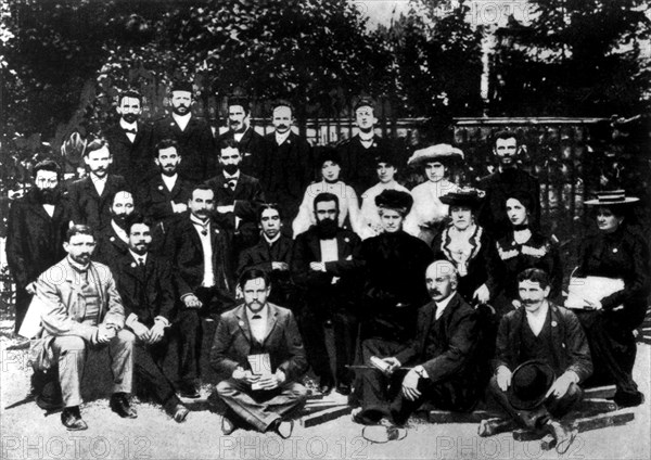 Herzl with delegate members from the 6th Zionist congress