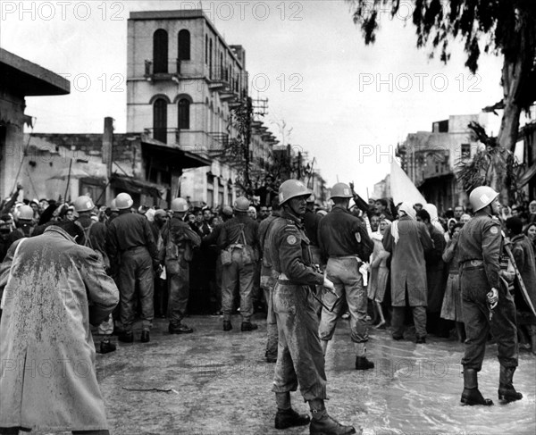 Soldats des forces d'urgence des Nations unies contenant des manifestants à Gaza, 1957