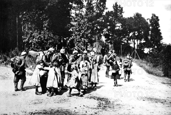 Patrouille d'infanterie allemande en marche vers un château près de Colmar