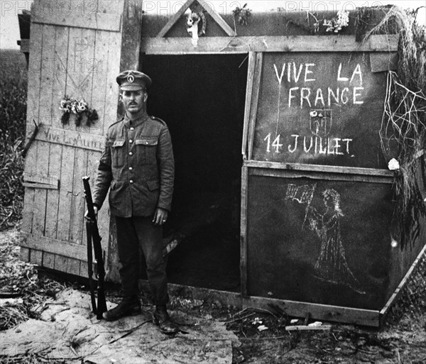 Fonctionnaire anglais et cagna décoré en l'honneur du 14 juillet