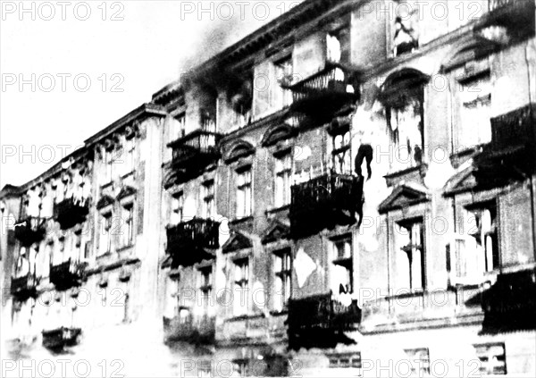 Warsaw ghetto: destroying a building