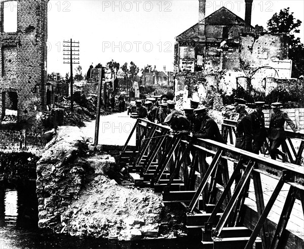 Georges V and the Prince of Wales standing on the Peronne rail bridge ruins