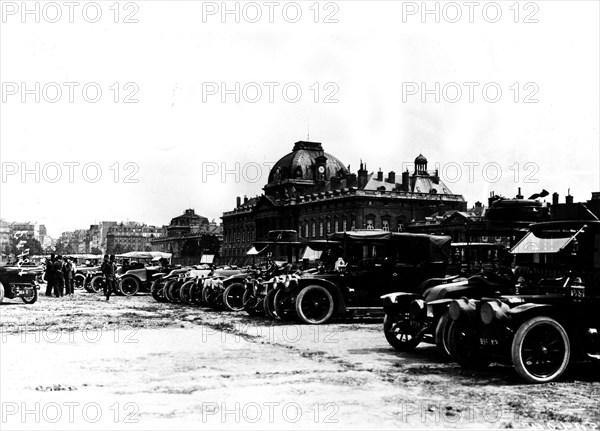 Requisitionning cars on the Champ de Mars, 1914
