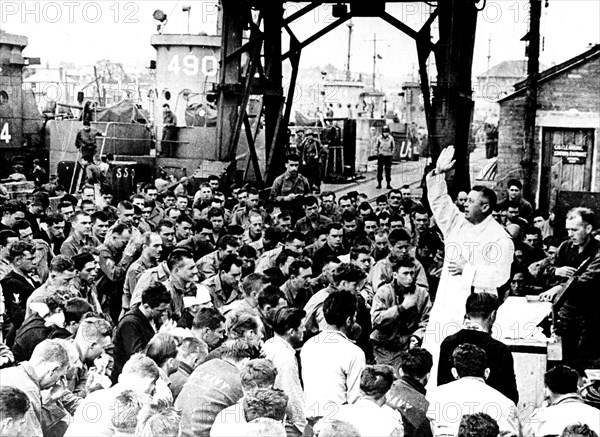 Libération de la France. Normandie. Une messe est célébrée avant d'entreprendre le débarquement sur la côte normande