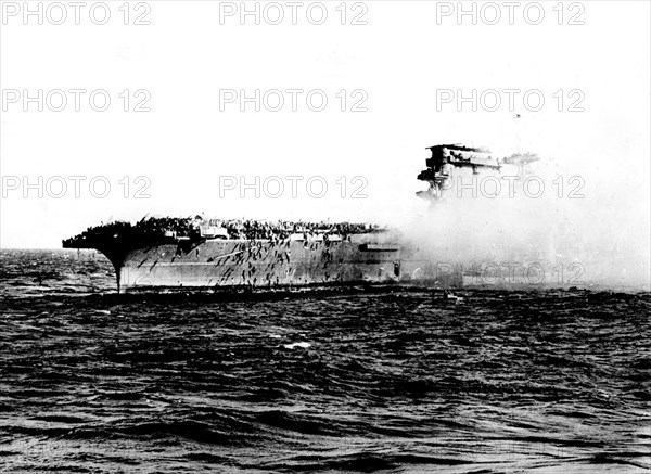 Le porte-avions "Saratoga" après une attaque de kamikazes (1944)