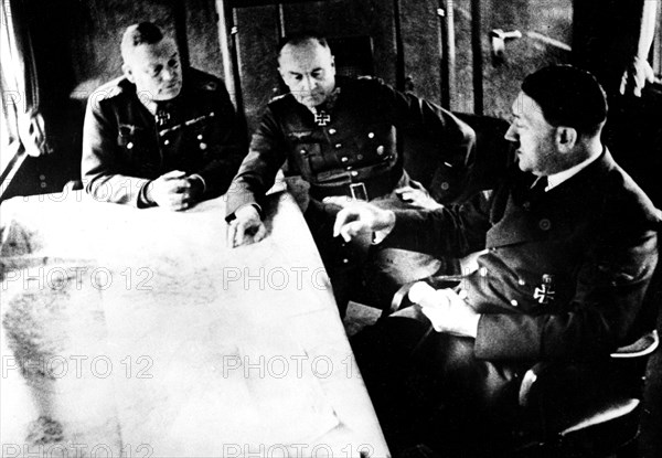 Hitler discute avec Van Branclipsch et Reitel (1941)