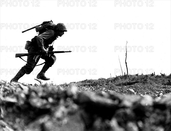 Soldat américain sous le feu des Japonais, à Okinawa "la vallée de la mort" (1945)