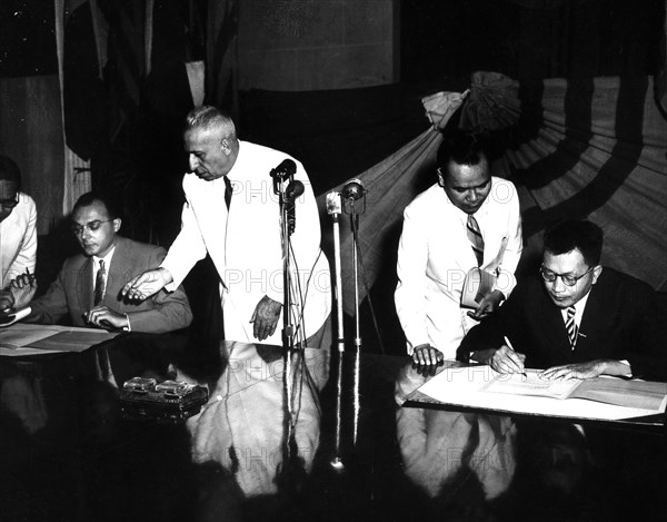 Transfert of the harbour of Saigon to the Vietnamese government (1955)