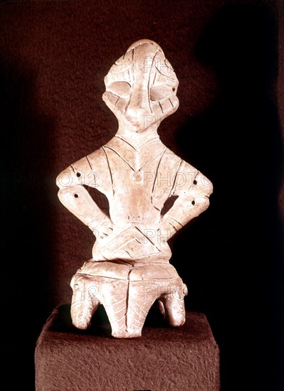 Neolithic terracotta, Statue seated on a throne