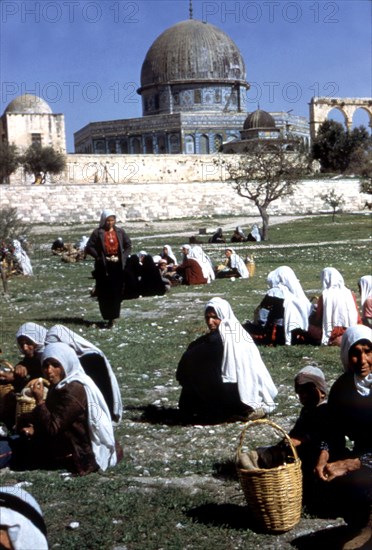 Jérusalem. Réfugiés arabes attendant une distribution de nourriture