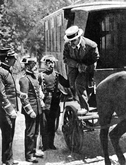 Francisco Ferrer, menottes aux poignets, sortant de la voiture cellulaire