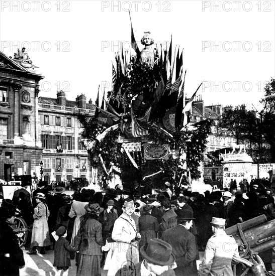 The parade of the victory: The statue embodying the victory on the Corcorde square