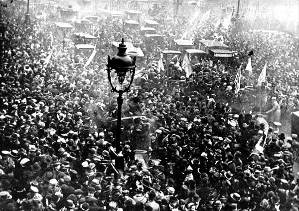 Crowd celebrating the armistice in Paris