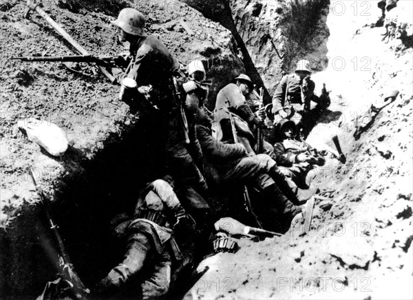 De garde et au repos, soldats dans une tranchée