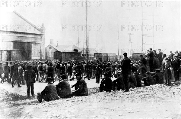 Dockers strike: Strikers looking at workers going to the factory