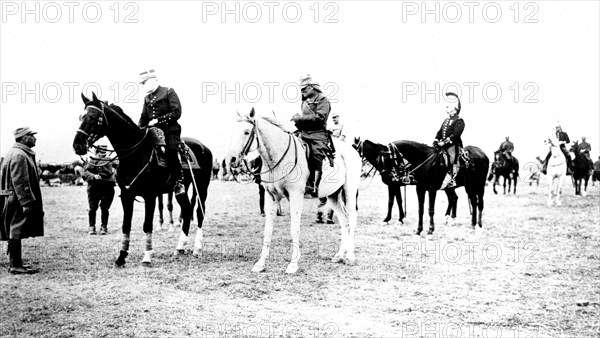 The commander-in-chief Sarrail leaving the Saloniki camp with the General Ballard for Serbia