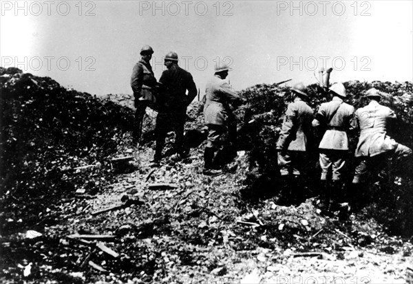 Mangin observant Douaumont