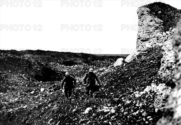 Coureurs apportant des plis au fort de Vaux