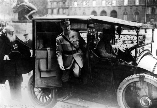 Petain's arrival at the city hall in Paris