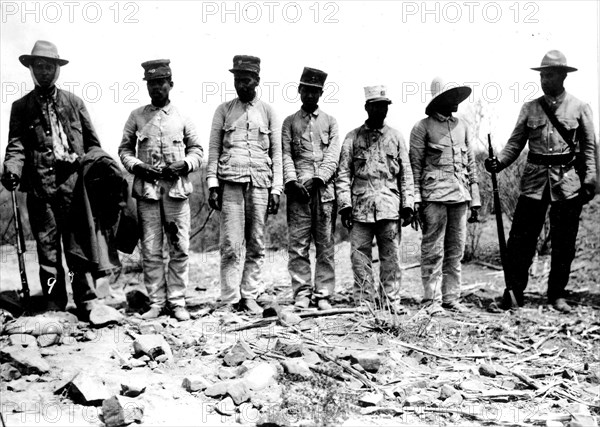 Révolution mexicaine. Soldats fédéraux captifs dans le camp d'Orozco