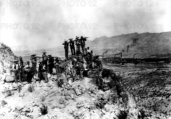 Mexican revolution. Leading post of the insurrection. In the background, the foundry in El Paso, Texas