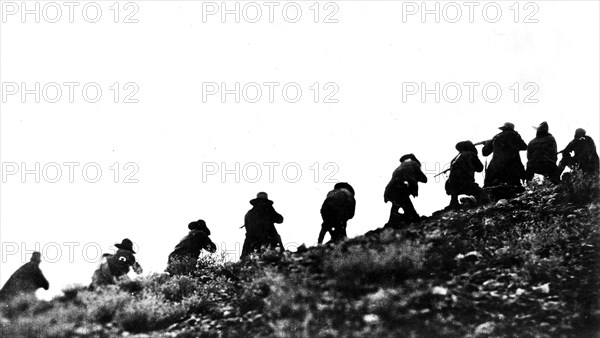 Révolution mexicaine. Tireurs de Pancho Villa tirant sur les troupes fédérales.