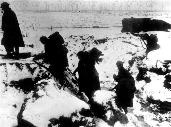 Troupes australiennes traçant leur chemin dans la neige