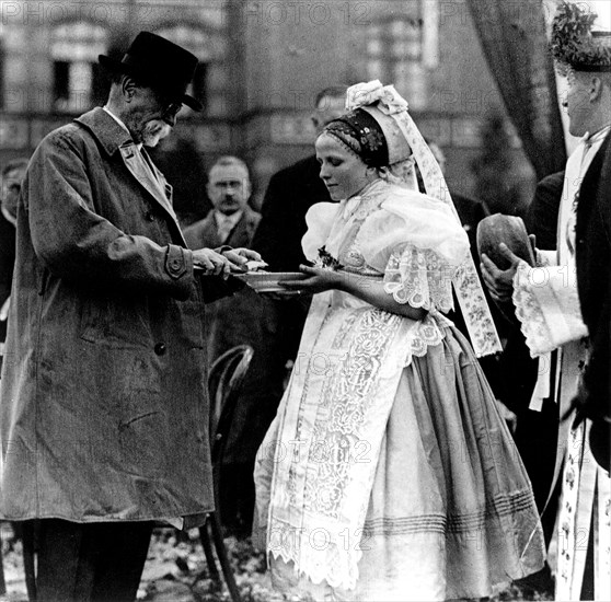 Welcoming Masaryk with bread and salt in Postorna