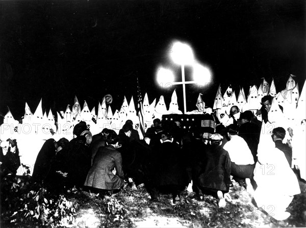 Réception d'un nouveau membre du Ku Klux Klan